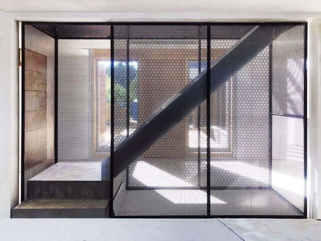 ứng dụng tấm dập lỗ trong trang trí nội thất